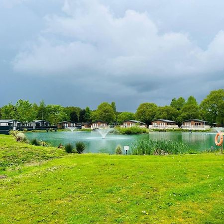 Waterside Retreat With Hot Tub Pocklington Exterior foto