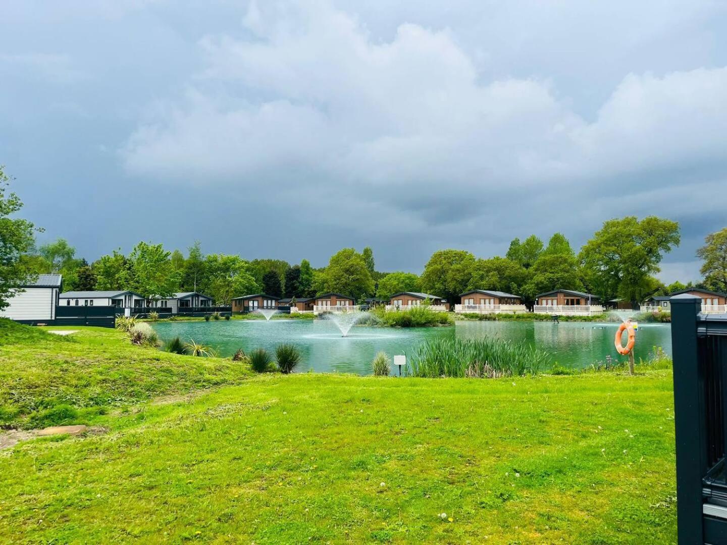 Waterside Retreat With Hot Tub Pocklington Exterior foto